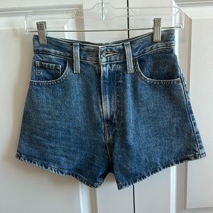 Levi's High Waisted Mom Shorts - Medium Wash